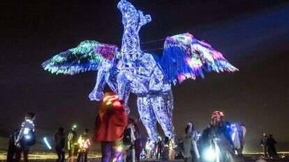 מיצג הגמל המעופף ב'מידברן'. | EPA