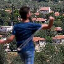 פלסטיני מיידה אבנים ביו"ש. | AFP פלסטיני מיידה אבנים ביו"ש. | AFP