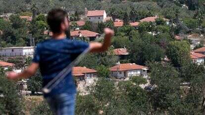 פלסטיני מיידה אבנים ביו"ש. | AFP