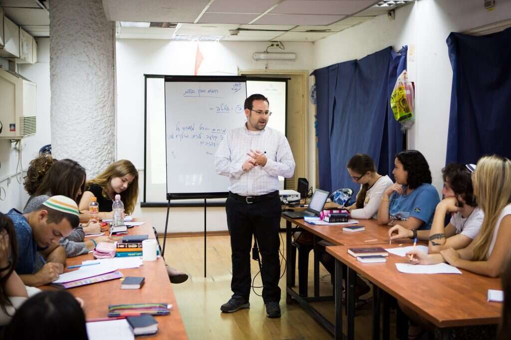 מתגיירים בקורס גיור. | אריק סולטן