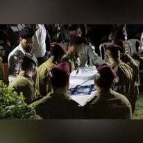 לוחם דובדבן רונן לוברסקי ז"ל הובא למנוחות בבית העלמין הצבאי בהר הרצל. לוברסקי נהרג במהלך פעילות מבצעית ליד רמאללה. | יונתן זינדל, פלאש90