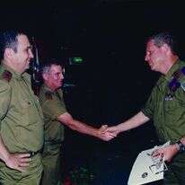 גיורא איילנד (מימין) לוחץ יד לעמירם לוין. משמאל: אהוד ברק. | דו"צ