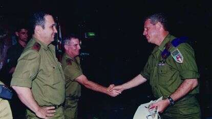 גיורא איילנד (מימין) לוחץ יד לעמירם לוין. משמאל: אהוד ברק. | דו"צ