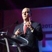 מושל לואיזיאנה אוורדס. | AFP