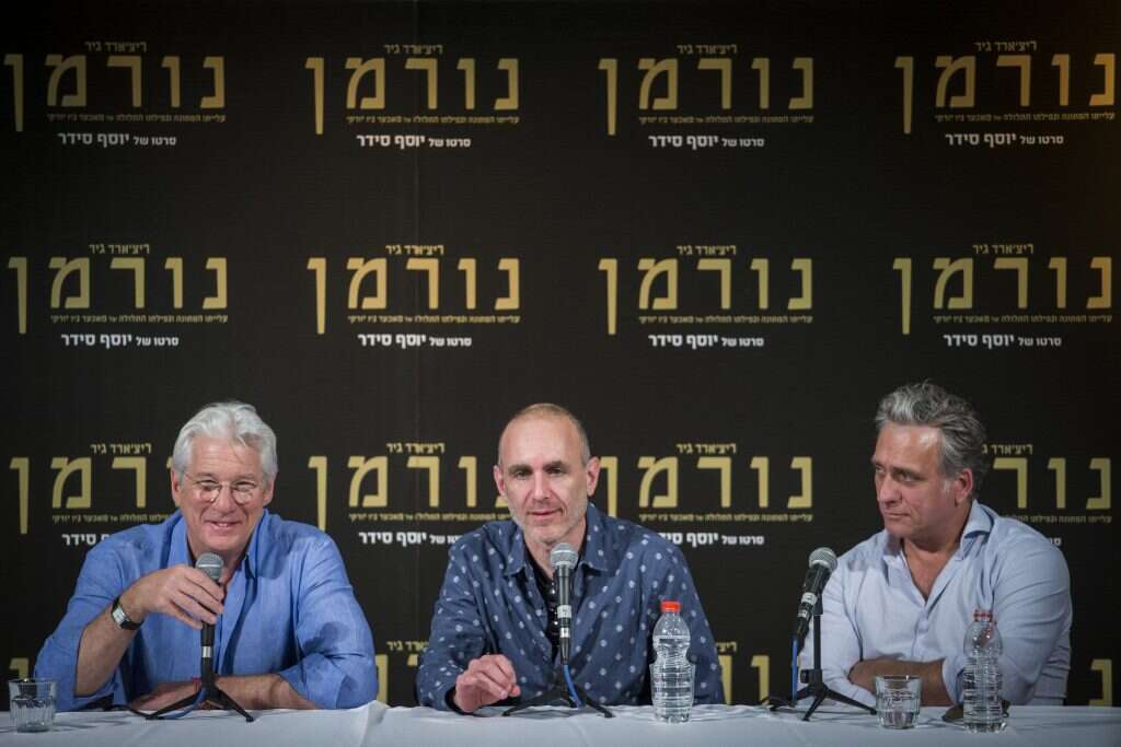 יוסף סידר (במרכז) עם ריצ'רד גיר וליאור אשכנזי בהקרנת הבכורה של סרטו "נורמן". | יונתן זינדל, פלאש 90