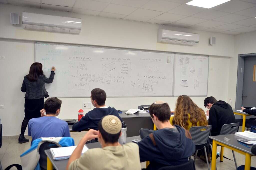 תלמידי תיכון לומדים מתמטיקה. | יוסי זליגר
