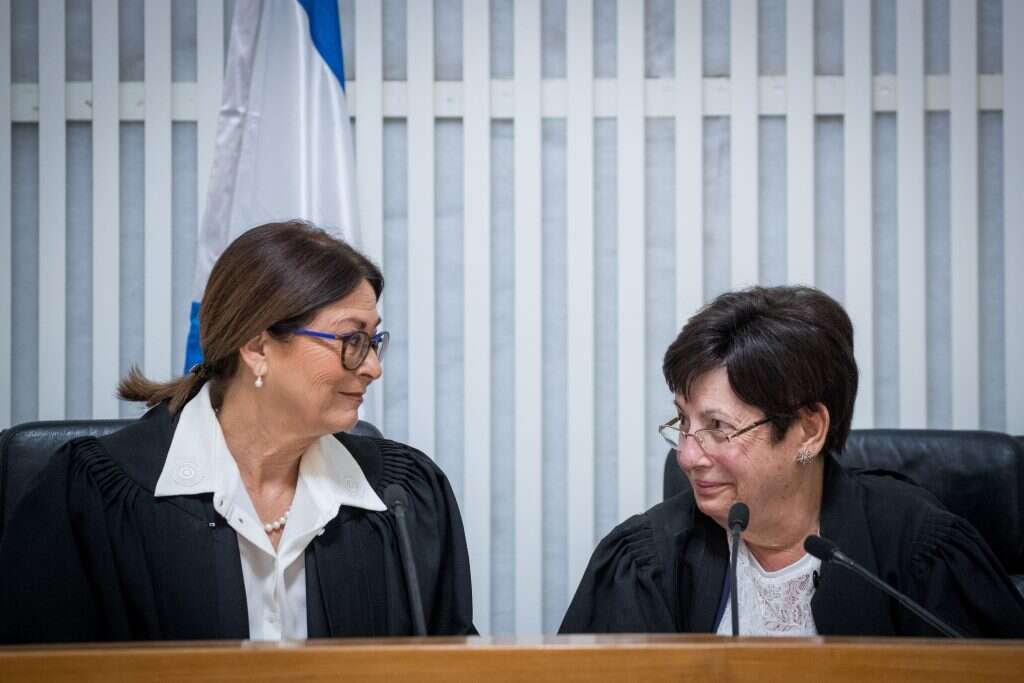 נשיאת העליון בדימוס מרים נאור ונשיאת העליון אסתר חיות. | יונתן זינדל, פלאש90 נשיאת העליון בדימוס מרים נאור ונשיאת העליון אסתר חיות. | יונתן זינדל, פלאש90