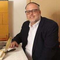 הרב יוסף סאקס בבית עגנון. | מרים צחי