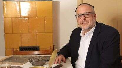 הרב יוסף סאקס בבית עגנון. | מרים צחי הרב יוסף סאקס בבית עגנון. | מרים צחי