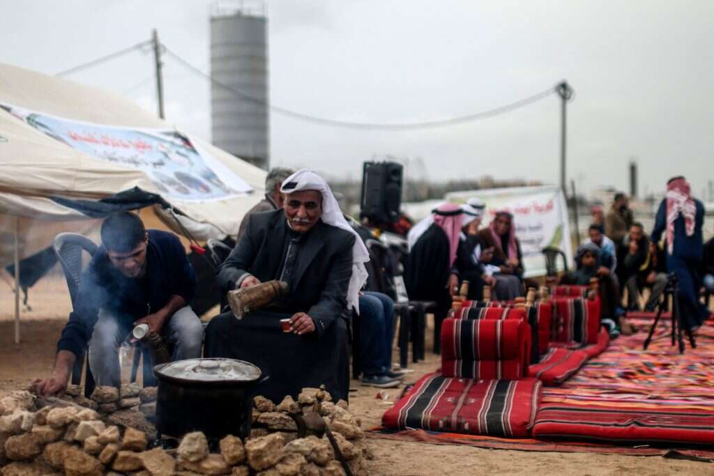 קפה ליד הגדר בעזה. | AFP קפה ליד הגדר בעזה. | AFP
