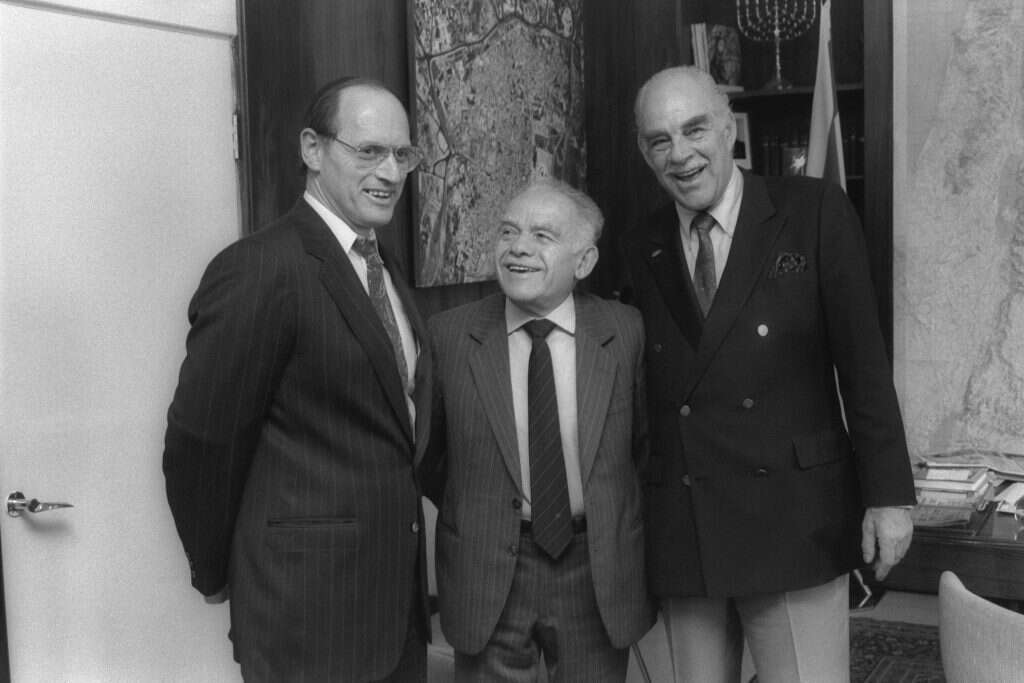 מלקולם הונליין עם ראש הממשלה לשעבר יצחק שמיר. | צביקה ישראלי - לע"מ