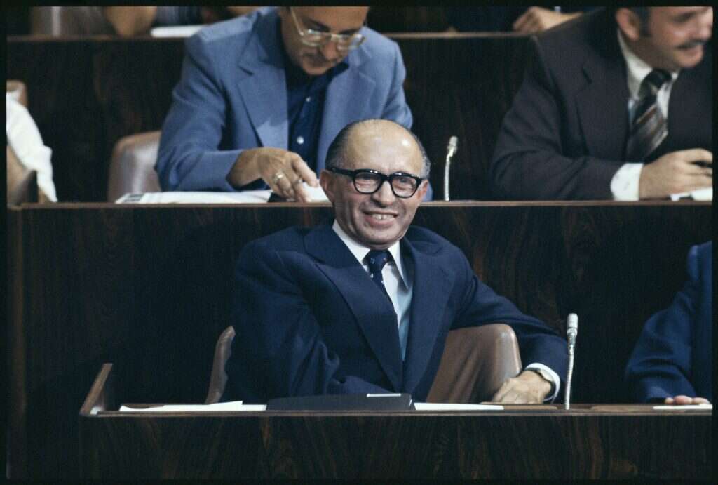 מנחם בגין בפתיחת מושב הכנסת, 1977. | אוסף אלון ריינינגר, באדיבות מרכז מורשת בגין