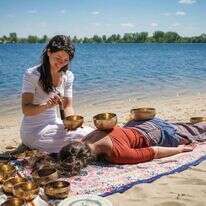 טיפול בעזרת קערות מזמרות טיבטיות. | שאטרסטוק