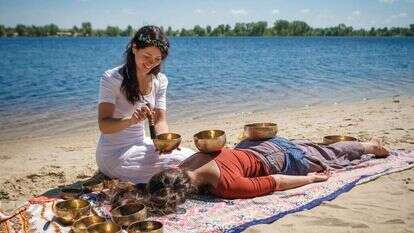 טיפול בעזרת קערות מזמרות טיבטיות. | שאטרסטוק