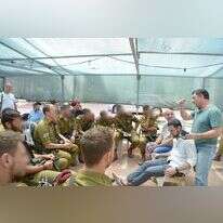 ולדימיר, אביו של רונן, מראה לחבריו ליחידה את הפנס החדש. | יוסי זליגר