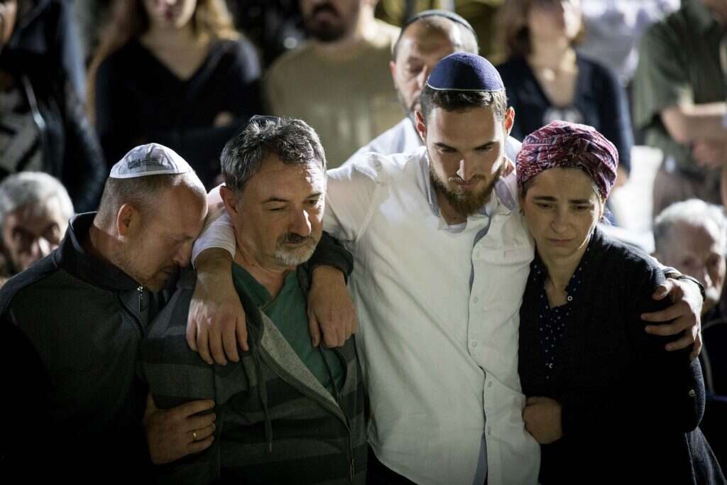 אלנה (מימין), אריק וולדימיר בהלוויה. | יונתן זינדל, פלאש 90 אלנה (מימין), אריק וולדימיר בהלוויה. | יונתן זינדל, פלאש 90