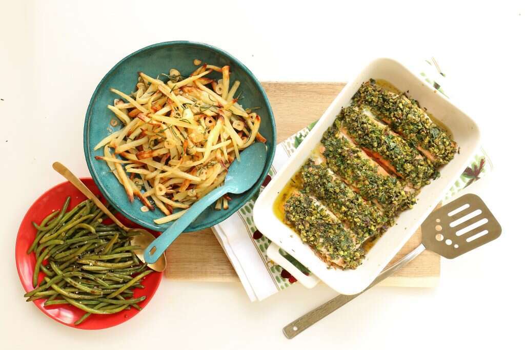 סלמון בקראסט של פיסטוקים ורוזמרין וצ'יפס שום ורוזמרין. | אפרת ליכטנשטט