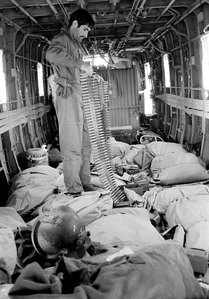 חייל איראני במסוק אמריקני אחרי מבצע טופר העיט. | AP