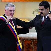 נשיא ונצואלה ניקולס מדורו (מימין) עם נשיא קובה מיגל דיאס־קאנל. | AFP נשיא ונצואלה ניקולס מדורו (מימין) עם נשיא קובה מיגל דיאס־קאנל. | AFP