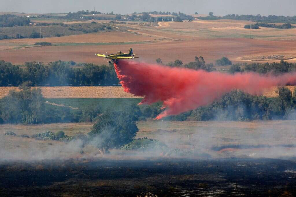 מטוס כיבוי מכבה שריפה בשדה חקלאי בעוטף, 2019. | EPA
