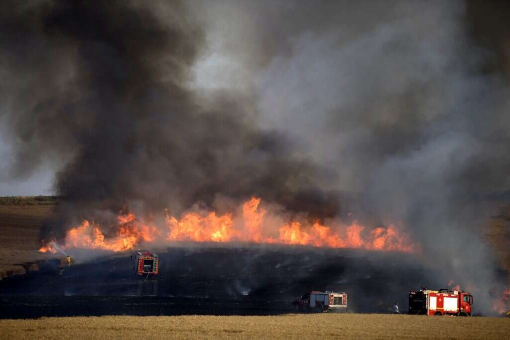 כוחות הכיבוי מכבים שריפה בעוטף עזה. | EPA