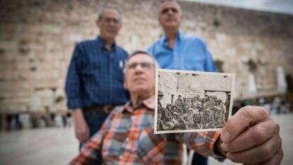 יעקב גת מחזיק את התמונה. | יונתן זינדל, פלאש 90