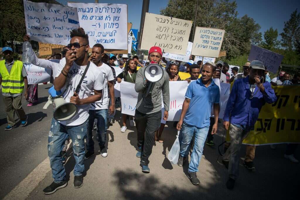 "לצאבקים מול הממסד אין סוף". מחאה של בני העדה האתיופית מחוץ לכנסת. | יונתן זינדל, פלאש90