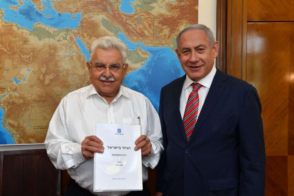 השר לשעבר משה ניסים מגיש השבוע את דו"ח הגיור לראש הממשלה. | קובי גדעון, לע"מ