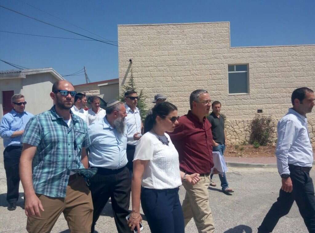 שקד בסיור בנתיב־האבות. | מועצה אזורית גוש עציון