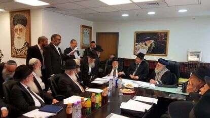 כינוס רבנים במחאה על דו"ח הגיור, לשכת הרב הראשי יצחק יוסף. | אחיה קליינולד