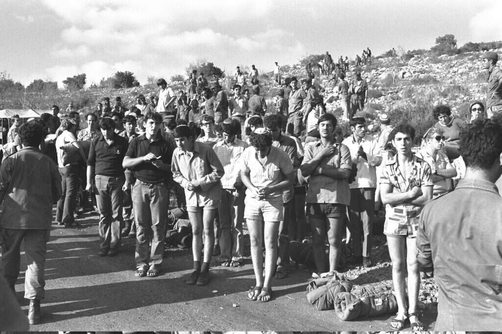חברי תנועת בני עקיבא בתפילה סמוך לרמאללה, 1974. | יעקב סער, לע"מ