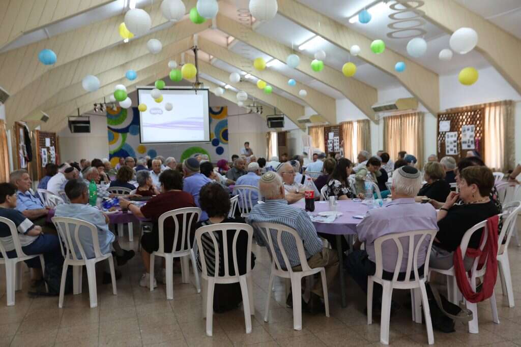 חברי השבט בכינוס במושב בני־דרום. | מרים צחי