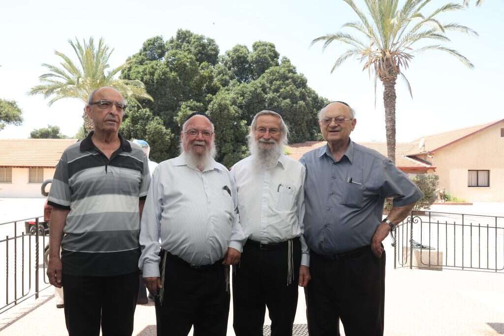 השופט בדימוס דוד פרנקל, הרב זלמן מלמד, הרב יעקב פילבר וזלמן לזר. | מרים צחי