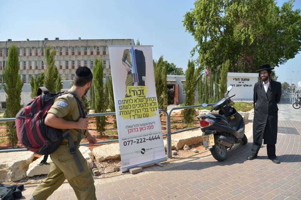 דוכן הקורא לחרדים לא להתגייס מחוץ לבקו''ם. | יוסי זליגר דוכן הקורא לחרדים לא להתגייס מחוץ לבקו''ם. | יוסי זליגר