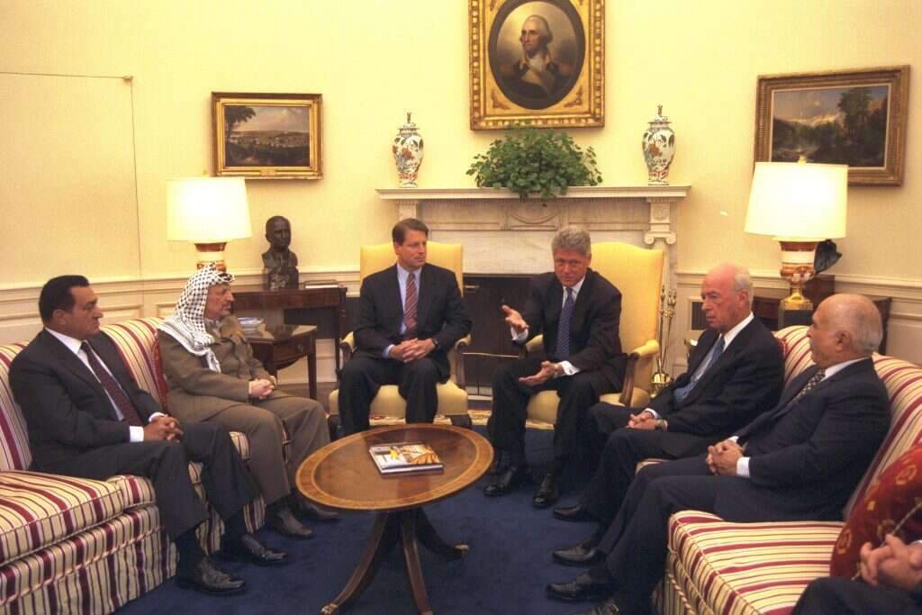 מנהיגי המזרח התיכון ונשיא ארה"ב ביל קלינטון בטרם טקס החתימה על הסכם אוסלו ב'. | אבי אוחיון, לע"מ