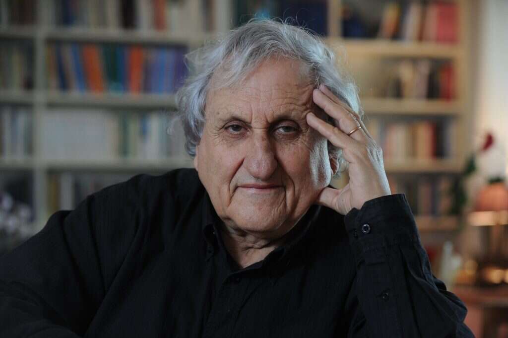 א.ב יהושע. | ראובן קסטרו