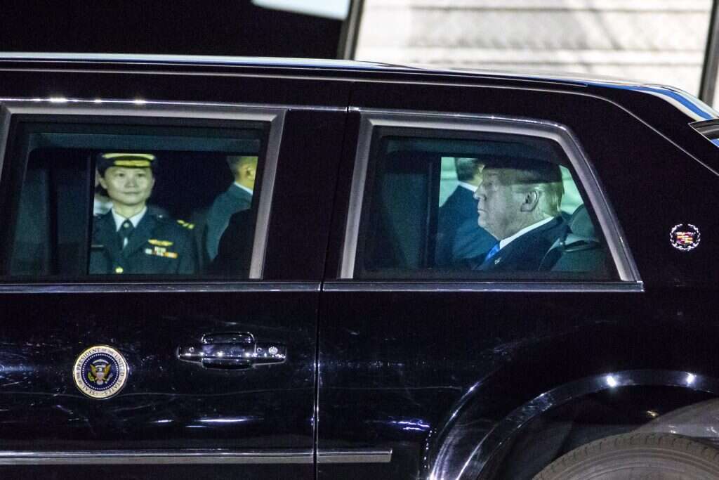 נשיא ארצות הברית דונלד טראמפ בלימוזינה הנשיאותית עם הגיעו לסינגפור לפני הפגישה ההיסטורית עם מנהיג צפון קוריאה קים ג'ונג-און. | EPA