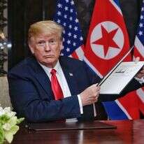 דונלד טראמפ מציג את מסמך ההבנות. | EPA