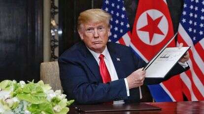 דונלד טראמפ מציג את מסמך ההבנות. | EPA