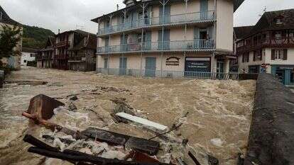 שיטפונות ברחובות העיירה סליס דה בים שבדרום מערב צרפת. | AFP