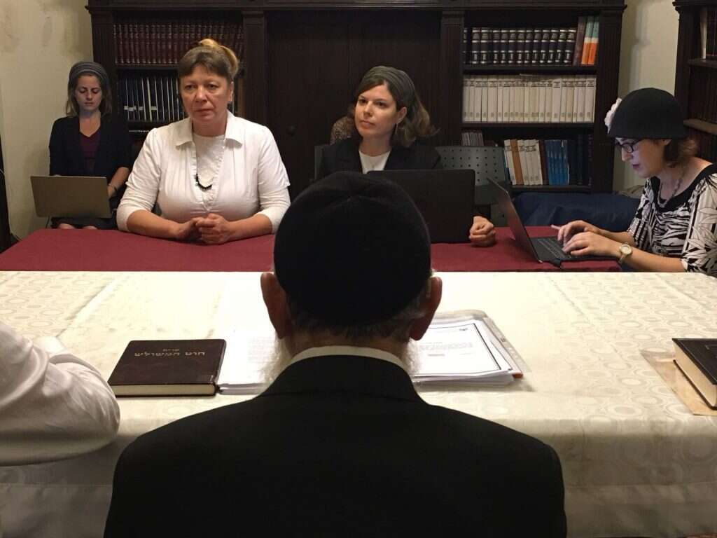 צביה גורודצקי (במרכז) בבית הדין המיוחד. | נורית יעקבס-ינון, סרטי אלומה, מתוך 'ממזרים: סימון ומחיקה'