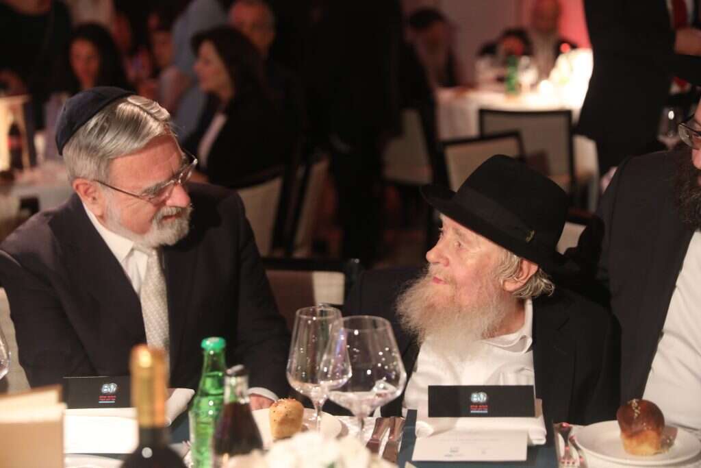 הרבנים עדין שטיינזלץ ויונתן זקס. | מרים צחי