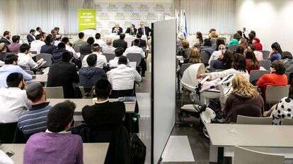 אהרן ברק מרצה בפני תלמידי הקמפוס החרדי אונו. | יח"צ