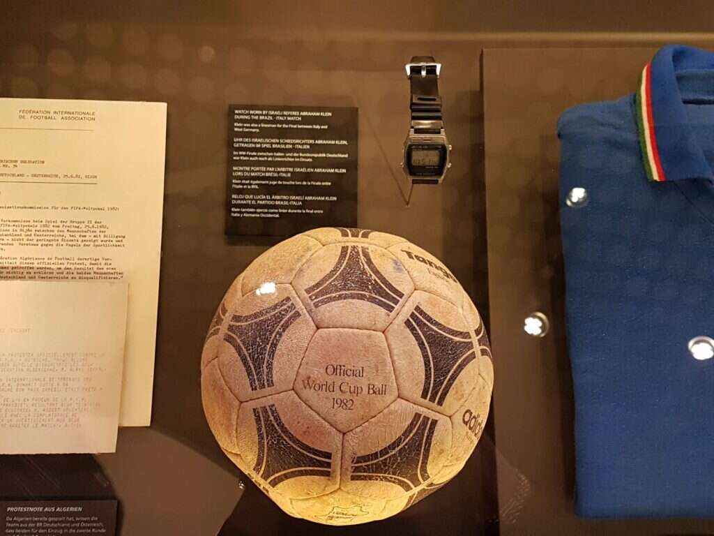 הכדור מהמפגש ההיסטורי במונדיאל 1982, תערוכת פיפ"א במוסקבה. | ברכה בריל הכדור מהמפגש ההיסטורי במונדיאל 1982, תערוכת פיפ"א במוסקבה. | ברכה בריל