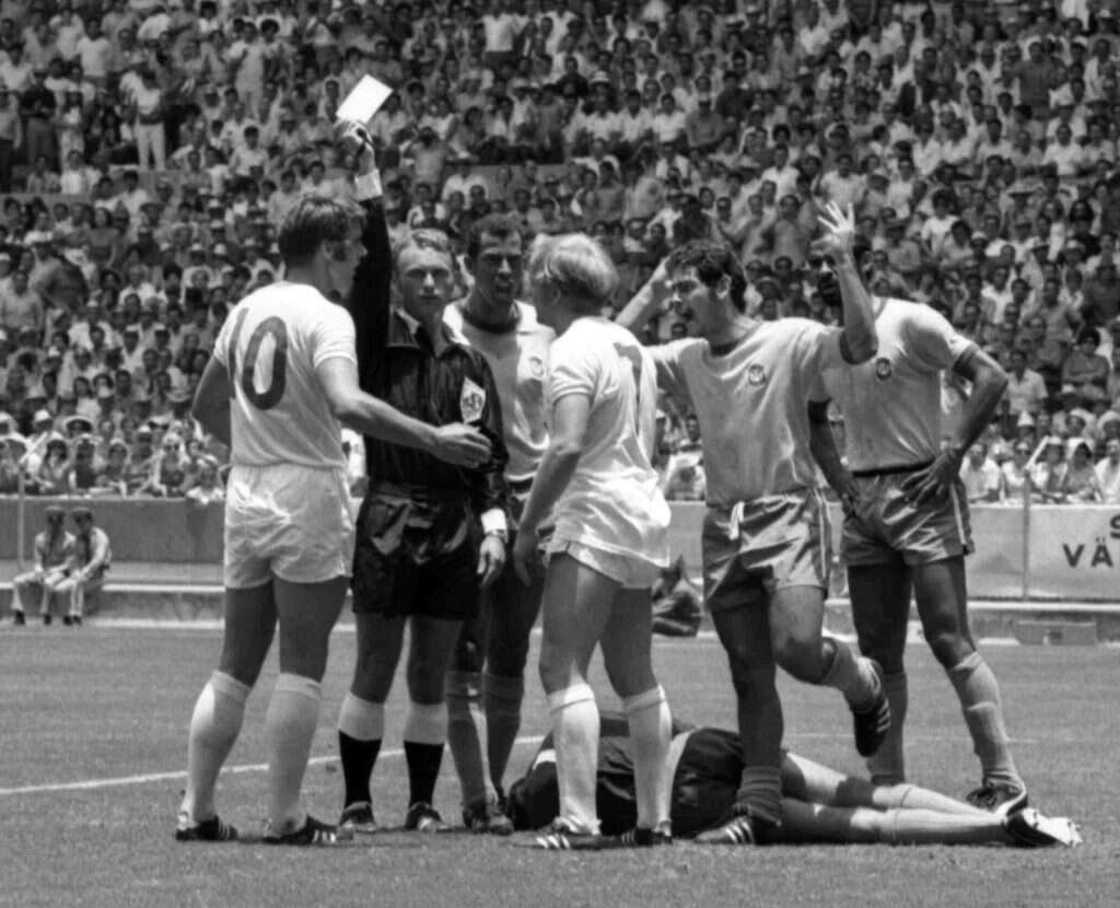 קליין (שני משמאל) במשחק הכדורגל בין אנגליה לברזיל במונדיאל מקסיקו 1970. | AP קליין (שני משמאל) במשחק הכדורגל בין אנגליה לברזיל במונדיאל מקסיקו 1970. | AP