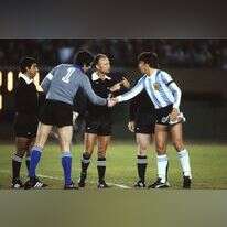 קליין על רקע לחיצת הידיים בפתח המשחק בין איטליה לארגנטינה בטורניר גביע העולם ב־1978. | גטי אימג'ס