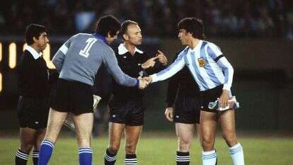 קליין על רקע לחיצת הידיים בפתח המשחק בין איטליה לארגנטינה בטורניר גביע העולם ב־1978. | גטי אימג'ס קליין על רקע לחיצת הידיים בפתח המשחק בין איטליה לארגנטינה בטורניר גביע העולם ב־1978. | גטי אימג'ס