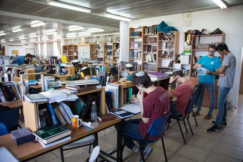 תלמידים בישיבת אורות שאול. | אריק סולטן