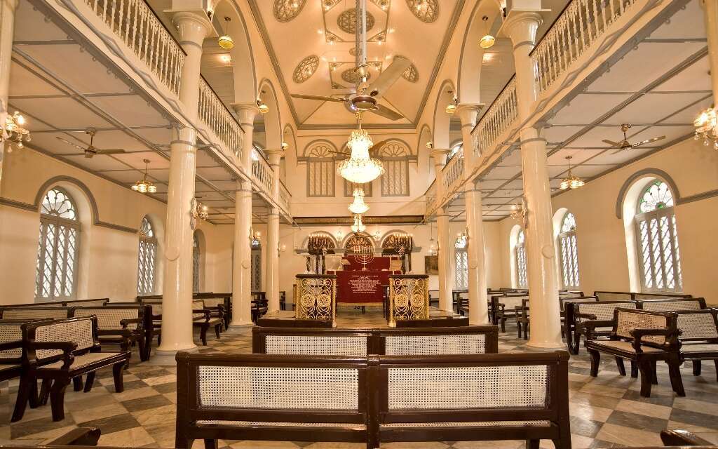 פנים בית הכנסת ביאנגון. | יובל אלבשן