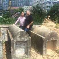 יובל אלבשן וסמי סמואלס בבית הקברות ביאנגון. | יובל אלבשן